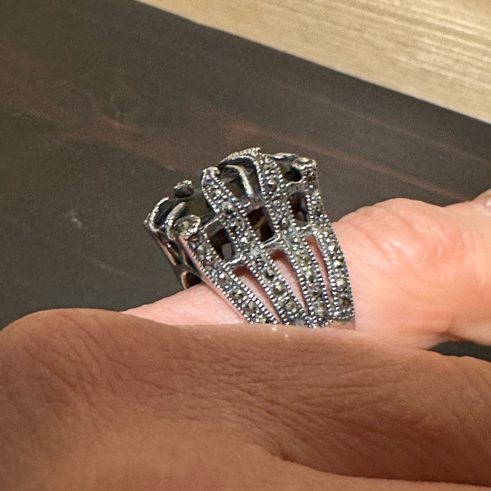 Sterling silver and marcasite ring with onyx stone. Approximate size 6.5-7 - Picture 7 of 8